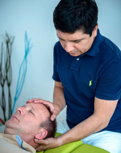 Juan Falen in seiner Praxis für Physiotherapie